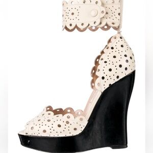 Oscar De La Renta Laser cut stunning wedges white leather sandals shoes